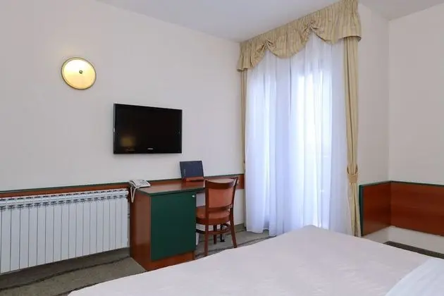Tek Büyük veya İki Ayrı Yataklı Oda, Balkon, Kısmi Deniz Manzaralı