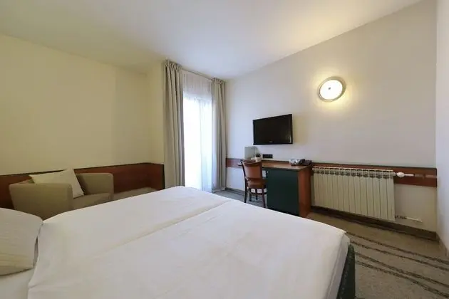 Tek Büyük veya İki Ayrı Yataklı Oda, Balkon, Kısmi Deniz Manzaralı