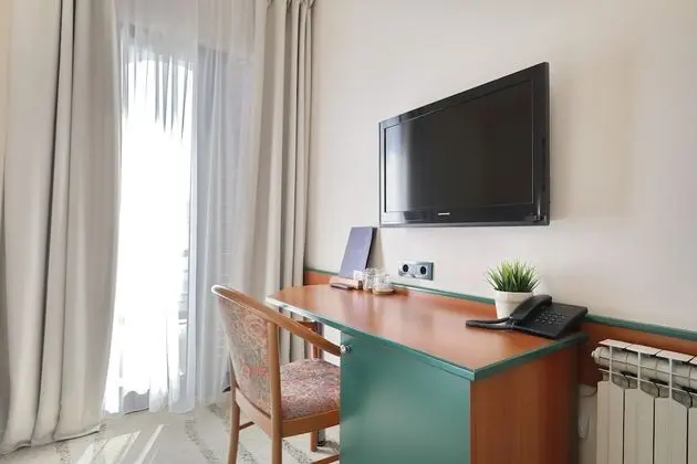 Tek Büyük veya İki Ayrı Yataklı Oda, Balkon, Kısmi Deniz Manzaralı