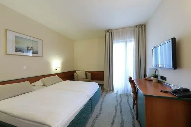 Tek Büyük veya İki Ayrı Yataklı Oda, Balkon, Kısmi Deniz Manzaralı