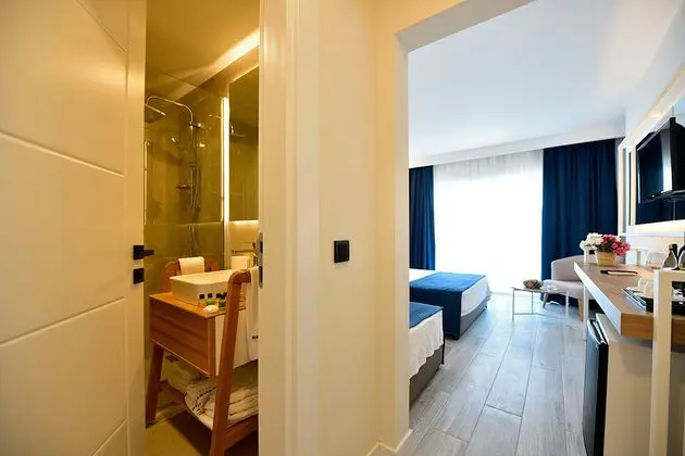https://images.etstur.com/imgproxy/resize/2560x1440/files/images/hotelImages/etsrooms/889/Mediterranean_Resort_Hotel_20240723144436_4.jpg