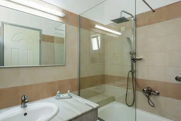 Standard Tek Büyük veya İki Ayrı Yataklı Oda, Kısmi Deniz Manzaralı