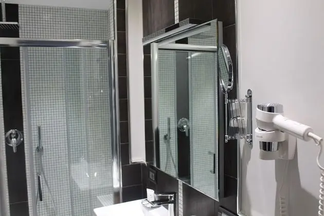 Büyük Yataklı Tek Kişilik Oda