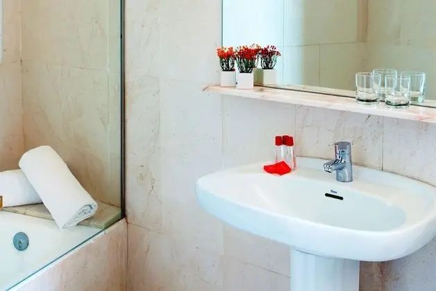 Büyük Yataklı Tek Kişilik Oda