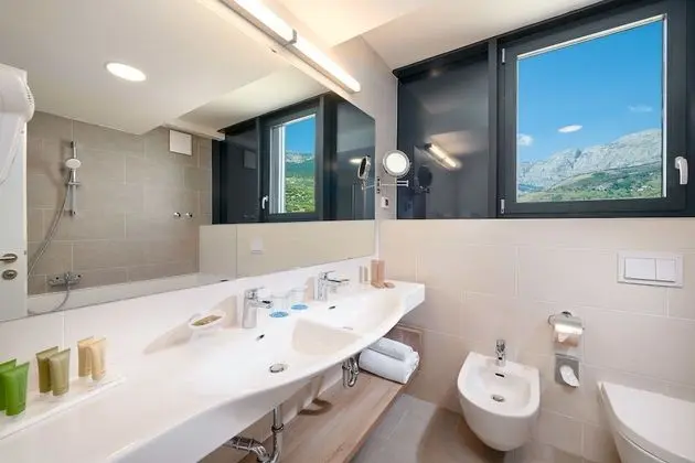 Deluxe Penthouse Suite