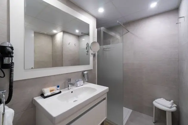 Tek Büyük Yataklı Oda, Balkon, Şehir Manzaralı (3 Adults)