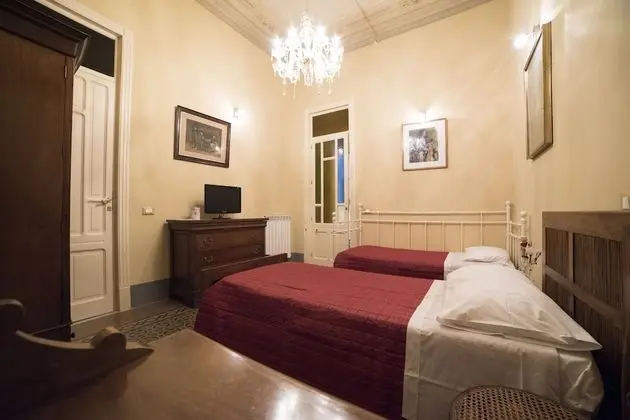 İki Ayrı Yataklı Oda, Ortak Banyo