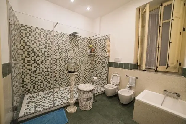 İki Ayrı Yataklı Oda, Ortak Banyo