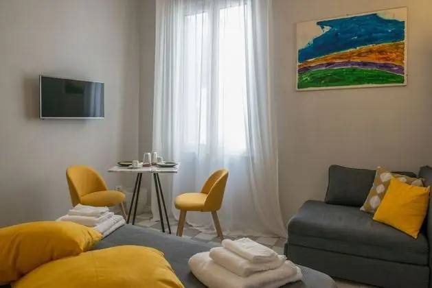 Deluxe Tek Büyük Yataklı Oda (Yellow)