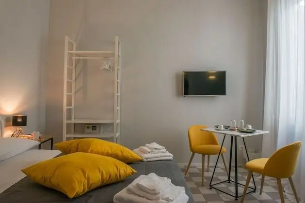 Deluxe Tek Büyük Yataklı Oda (Yellow)