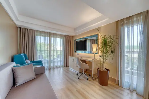 https://images.etstur.com/imgproxy/resize/2560x1440/files/images/hotelImages/etsrooms/414/Megasaray_Club_Belek_20250623152903_6.jpg