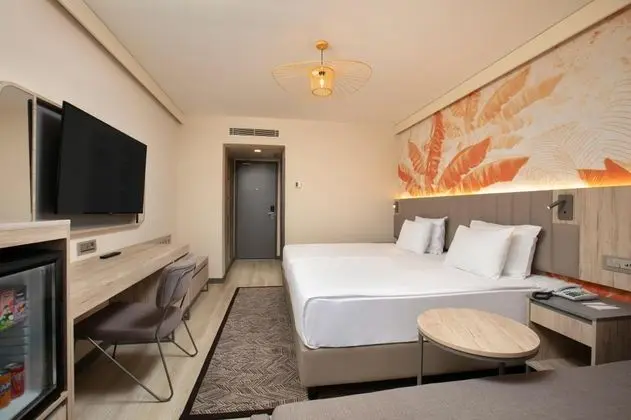 https://images.odamax.com/img/1024x768/odamax/image/upload/Megasaray_Resort_Side_202604131355595_MSRS_Standart_Room_Sea_View_2.jpg