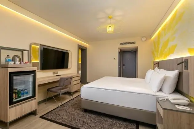 https://images.odamax.com/img/1024x768/odamax/image/upload/Megasaray_Resort_Side_202604131357175_MSRS_Junior_Family_Room_2.jpg