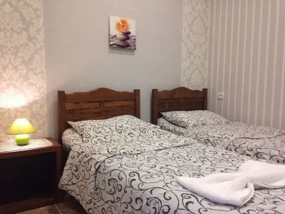 Tek Büyük veya İki Ayrı Yataklı Oda, Avlu Manzaralı