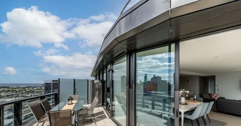 The Real Sub Penthouse - Top Floor 3 Bedroom Apartments City & Sea Views