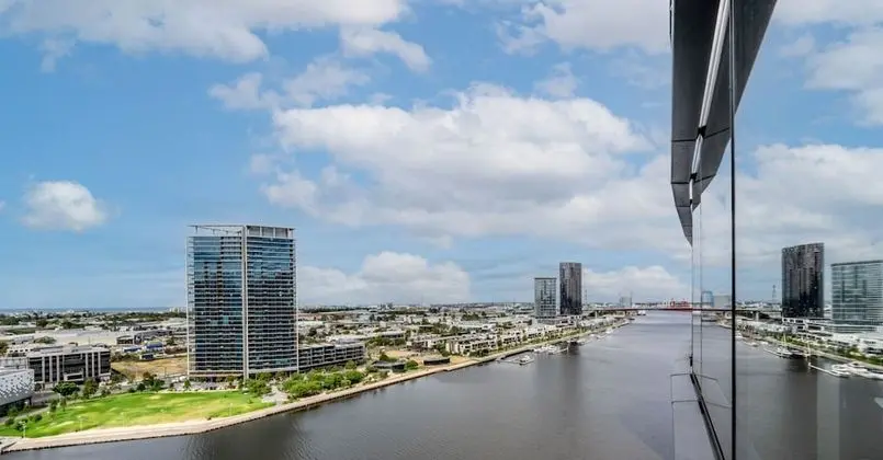 Two Bedroom Apartment Two Bathrooms with Harbour Views - Absolute Waterfront