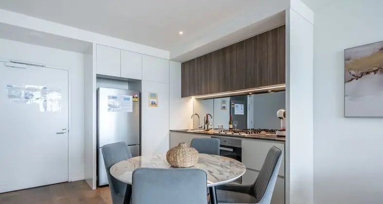 Two Bedroom Apartment Two Bathrooms with Harbour Views - Absolute Waterfront