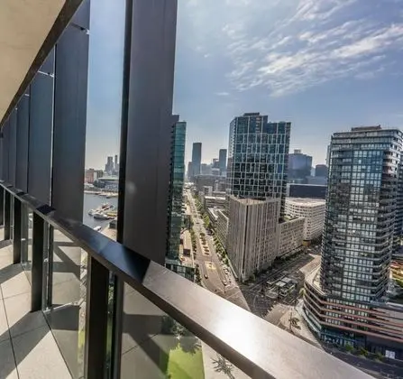 Sky High 3 Bedroom /2 Bathroom Apartments Dual Harbour Views