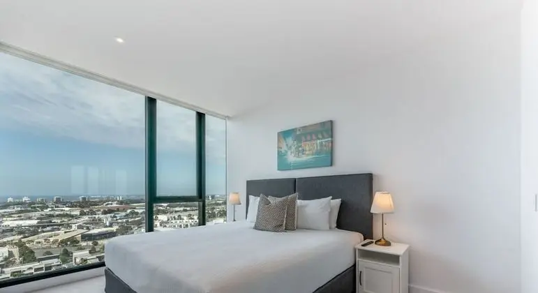 Sky High 3 Bedroom /2 Bathroom Apartments Dual Harbour Views