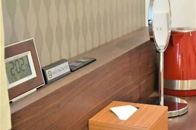 Üç Kişilik Oda, Sigara İçilebilir