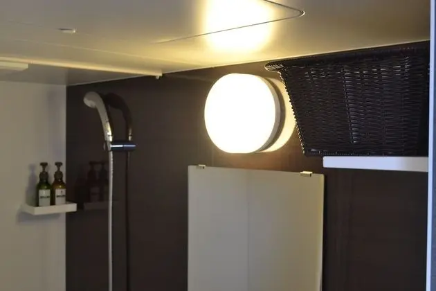 Üç Kişilik Oda, Sigara İçilebilir