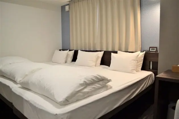 Üç Kişilik Oda, Sigara İçilmez