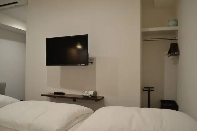 Üç Kişilik Oda, Sigara İçilmez