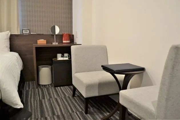 Üç Kişilik Oda, Sigara İçilmez