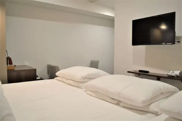 Üç Kişilik Oda, Sigara İçilmez