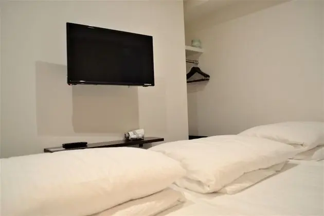 Üç Kişilik Oda, Sigara İçilmez