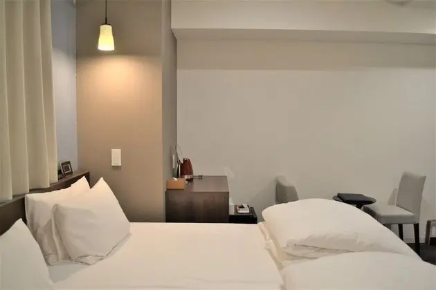 Üç Kişilik Oda, Sigara İçilmez