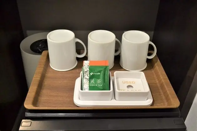 Üç Kişilik Oda, Sigara İçilmez