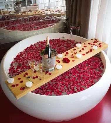 Deep soaking bathtub