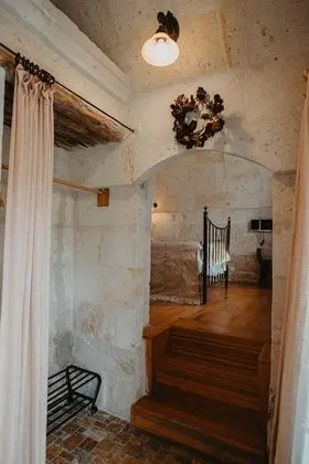 Deluxe Cave Room