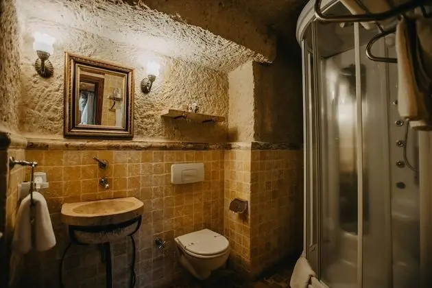 Deluxe Cave Room