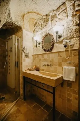 Deluxe Cave Room