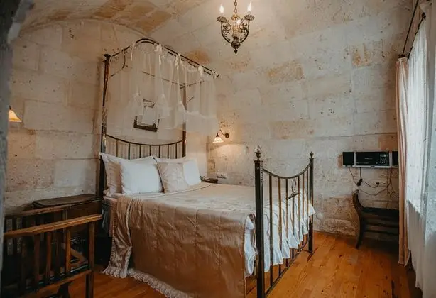 Deluxe Cave Room 