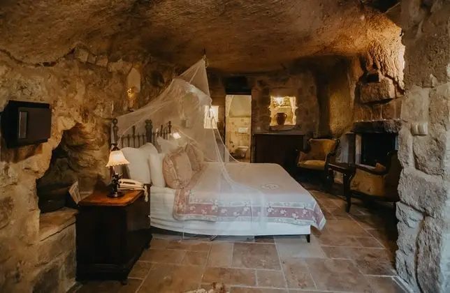 Deluxe Cave Room 