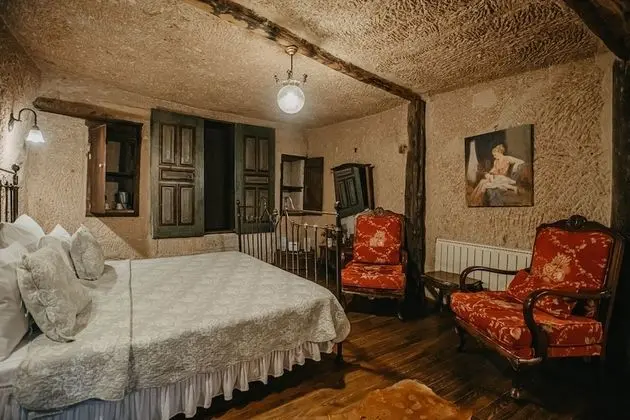 Splendid Cave Suite