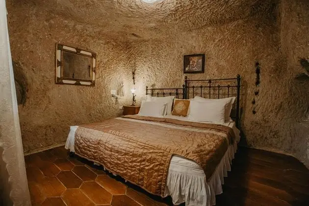 Deluxe Cave
