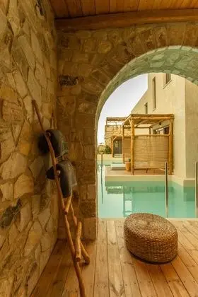 Arch Rooms | Swim Up