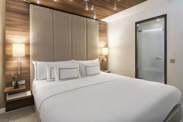 The Level Executive Suite with Lounge Access