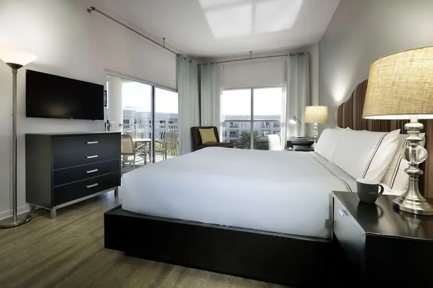 One Bedroom Corner Suite with Terrace