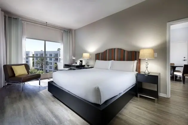 One Bedroom Corner Suite with Terrace