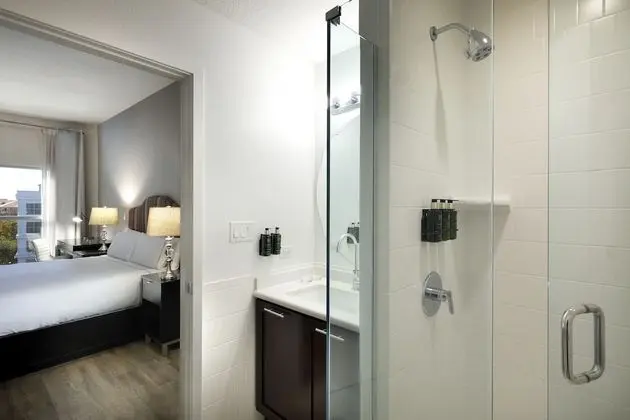 One Bedroom Corner Suite with Terrace
