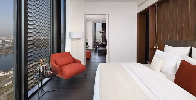 Master Suite The Level