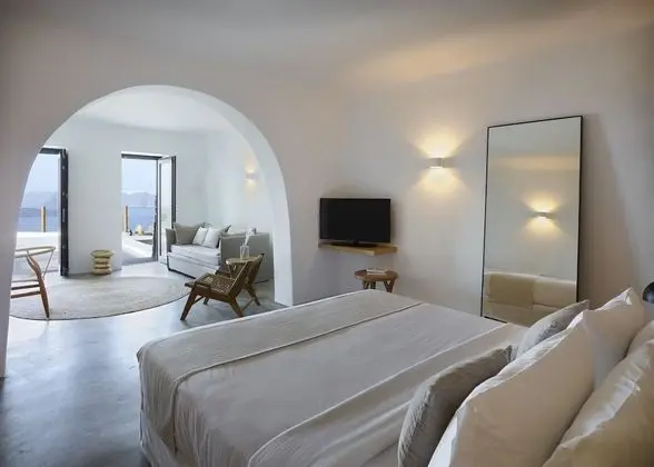 Superior Honeymoon Suite with Private Pool and Caldera View