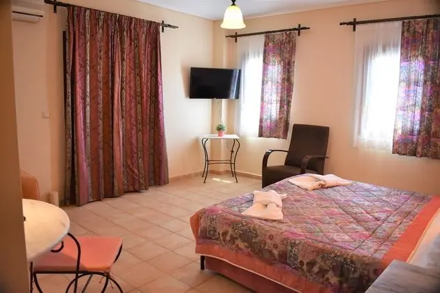 Tek Büyük veya İki Ayrı Yataklı Oda (Upper floor)