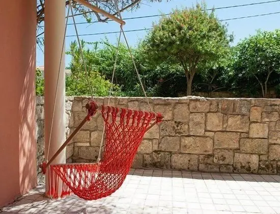 Tek Büyük veya İki Ayrı Yataklı Oda, Zemin Kat