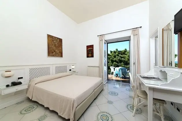 Tek Büyük veya İki Ayrı Yataklı Oda, Deniz Manzaralı